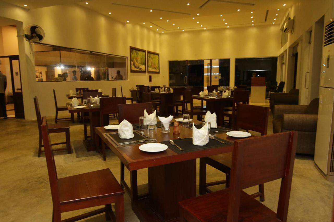 Jade Green Hotel Hambantota Esterno foto