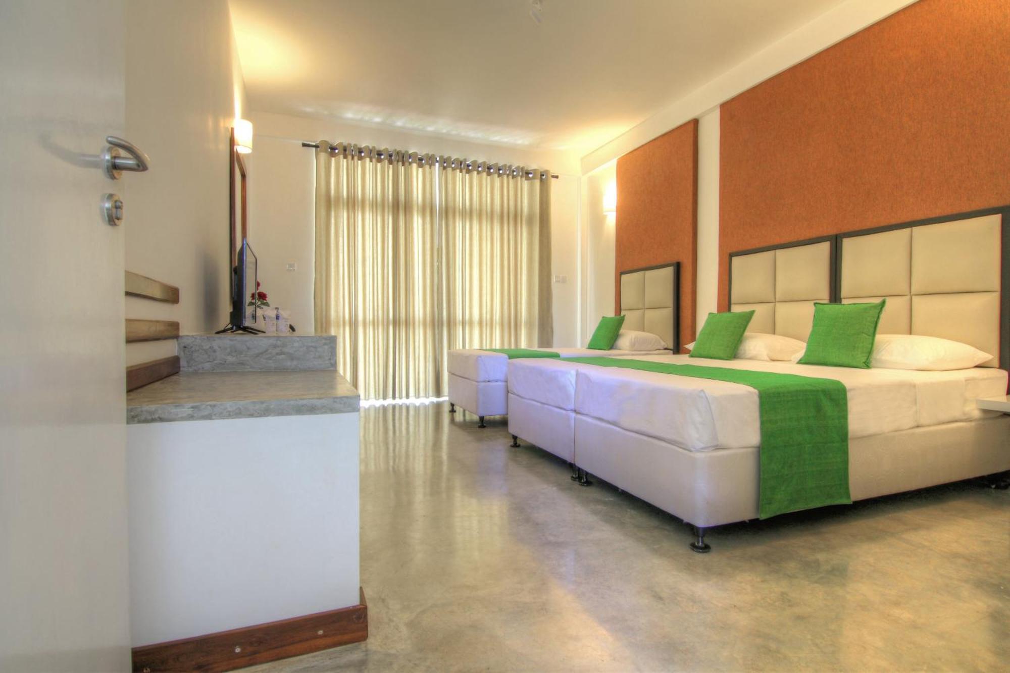 Jade Green Hotel Hambantota Esterno foto