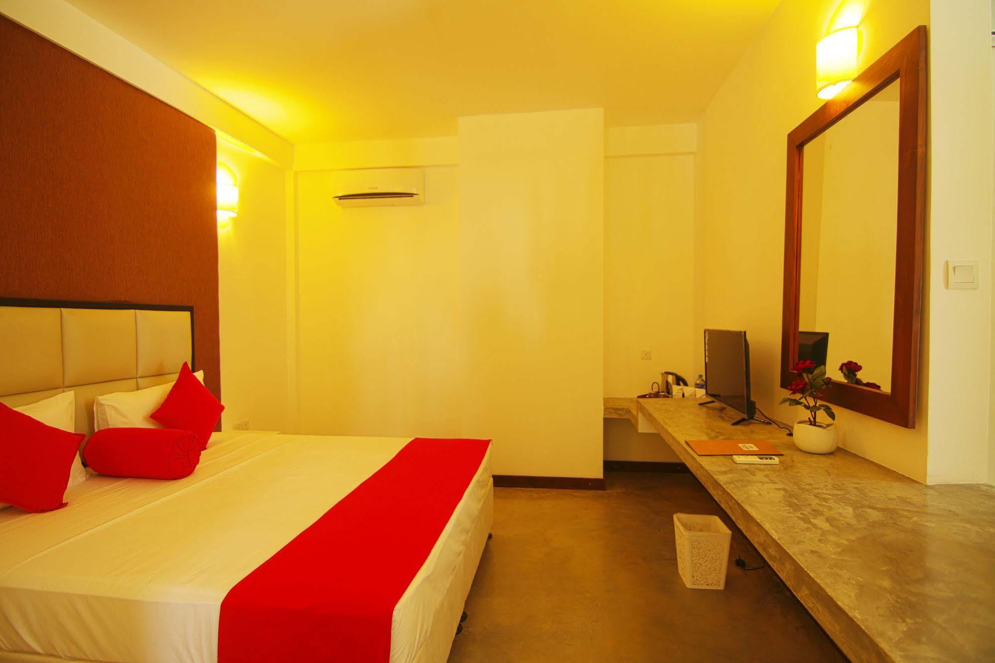 Jade Green Hotel Hambantota Esterno foto